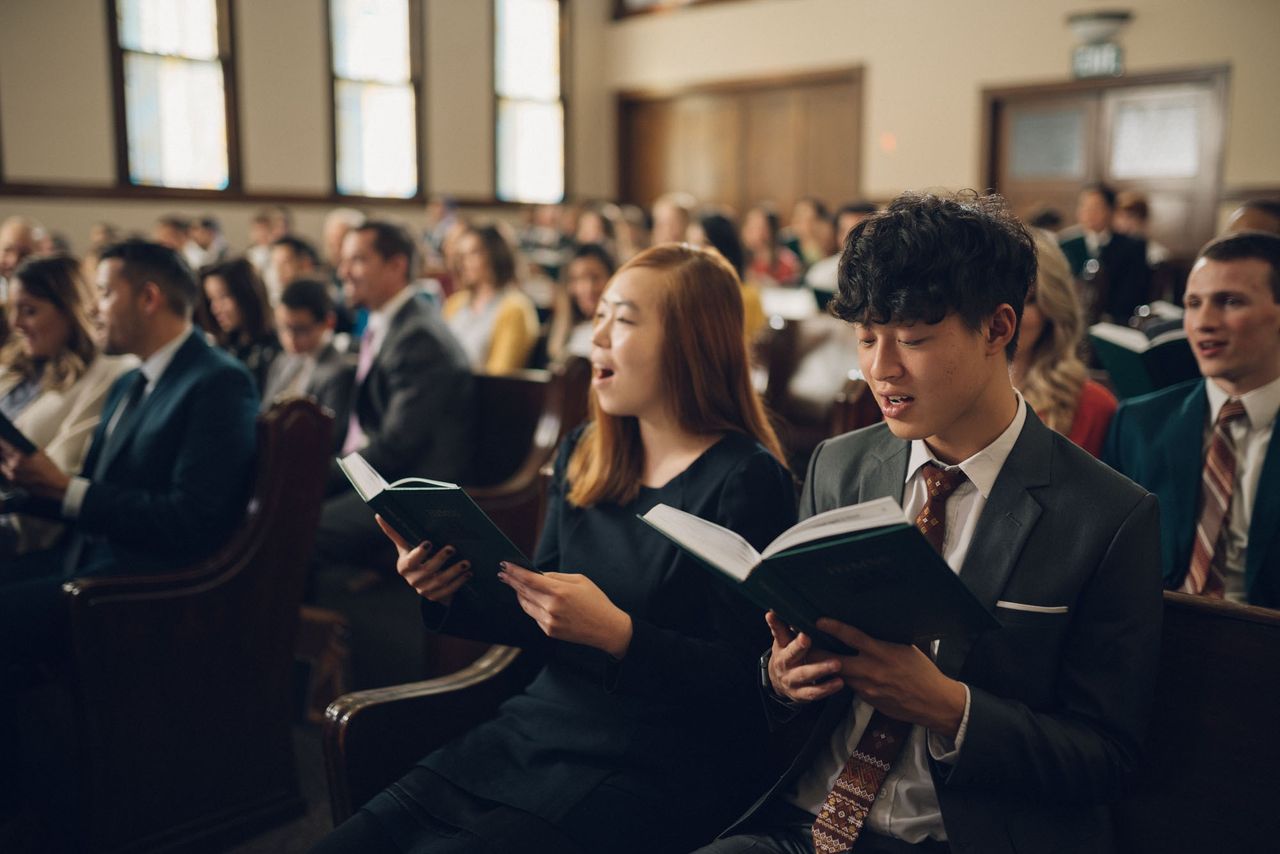 Leute singen beim Gottesdienst in der Kirche
