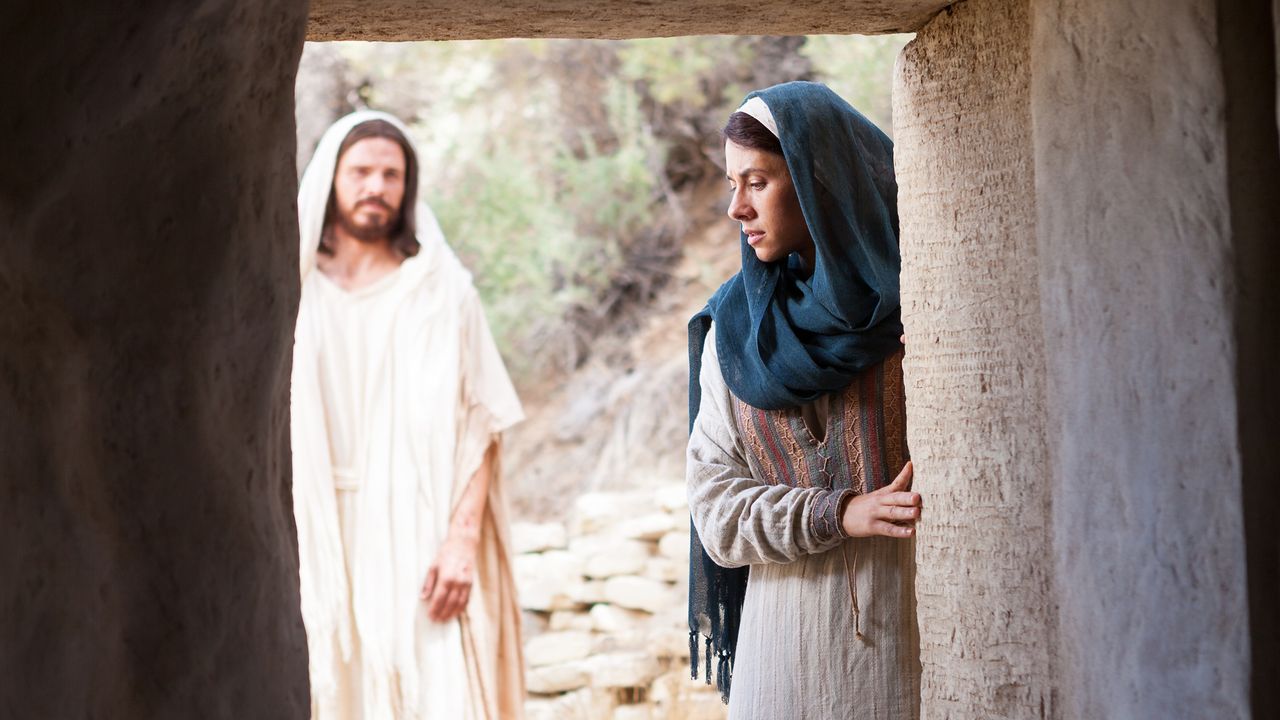 Der auferstandene Jesus Christus grüßt Maria aus Magdala am leeren Gartengrab