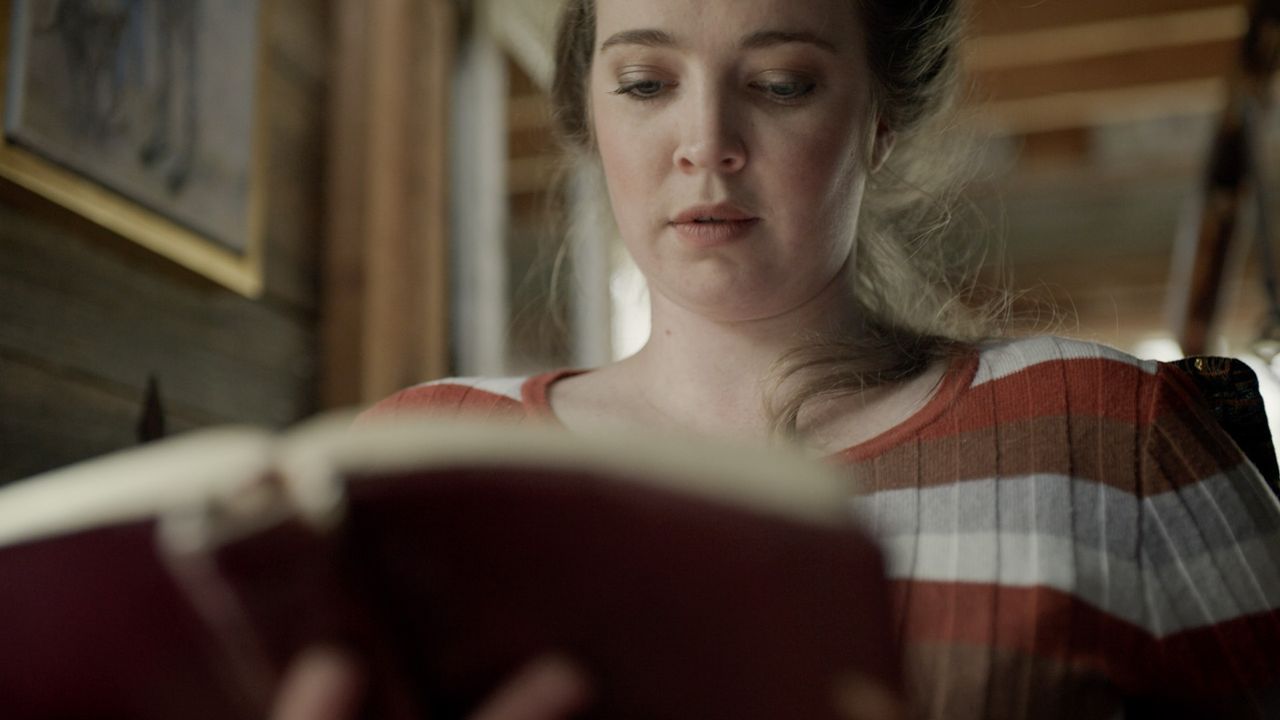Eine Frau liest im Buch Mormon
