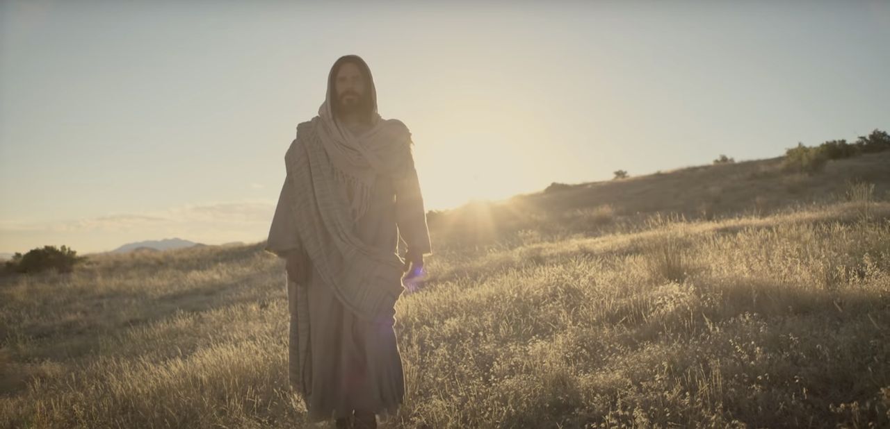 Jesus Christus läuft durch ein Feld und fordert alle Menschen auf, zu ihm zu kommen
