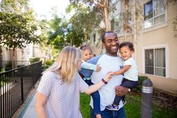 Eine Familie geht spazieren